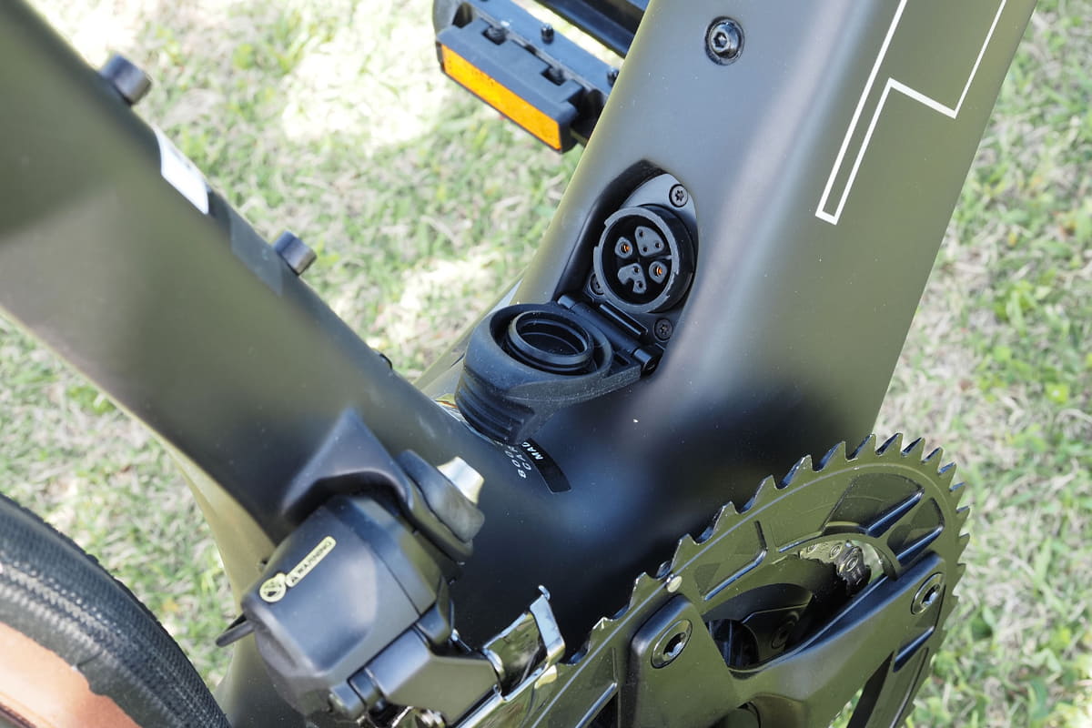 ダウンチューブ下部に充電/給電用コネクターがあり、コネクターカバーは柔らかめですがシッカリと閉まり、堅牢性もあります。車体の軽さから、充電時に室内へと容易に持ち込めるでしょう