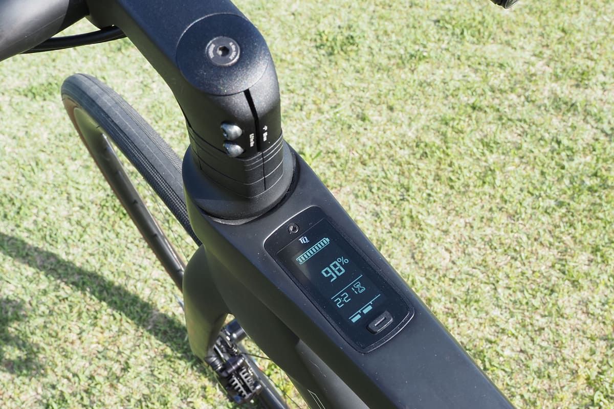 ディスプレイはトップチューブ前方にあり、電源スイッチも備えています。バッテリー残量や時間、走行可能距離、スピード、ケイデンスなどが表示されます。ディスプレイ下部には現在のアシストモード(High/Mid/Ecoの3段階)が常に表示されます