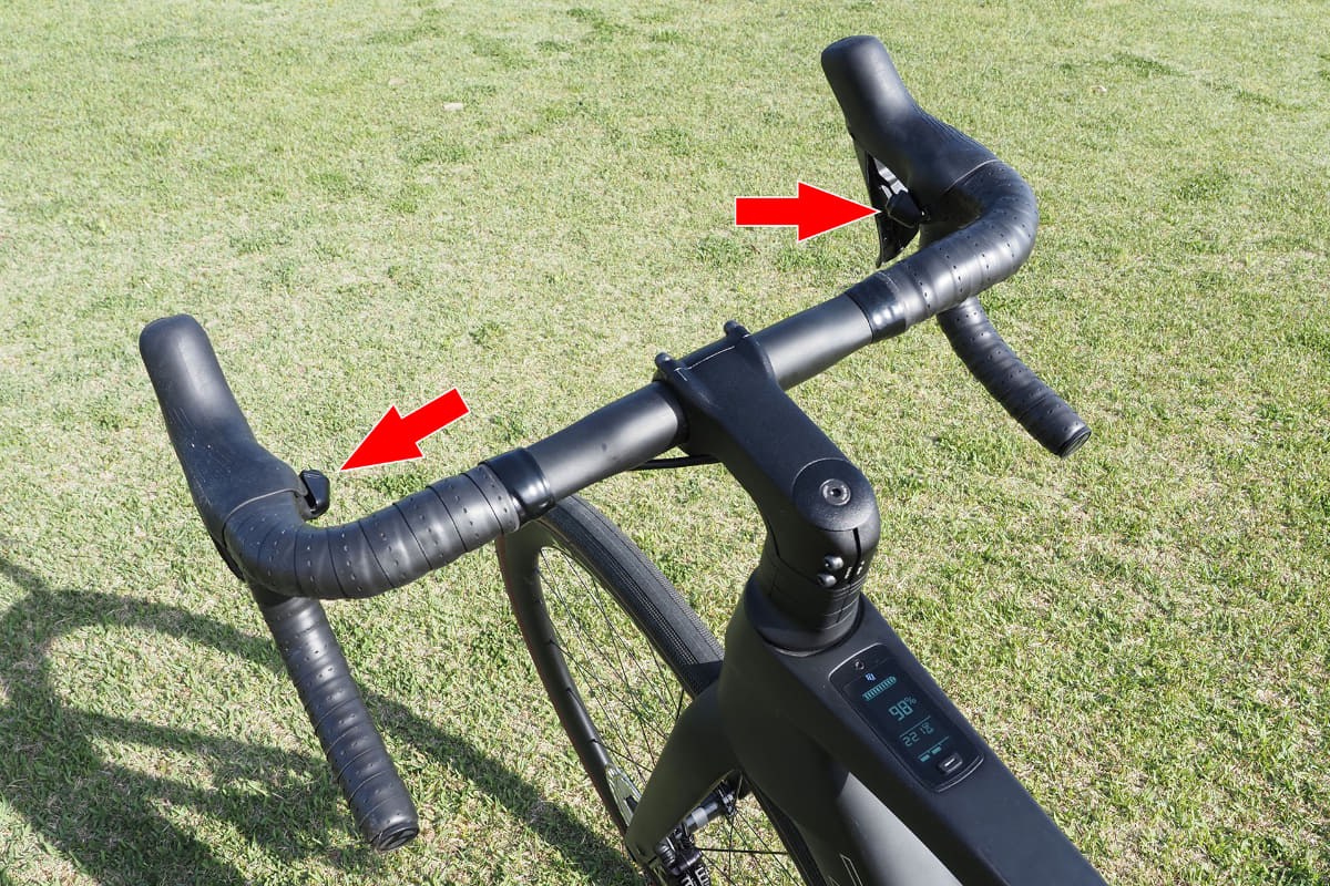 アシストモード切り替えは左右ブラケット内側のボタンで行います。ブラケットを握った状態でもドロップ(下ハン)を握った状態でも、アシストモードを変更できます