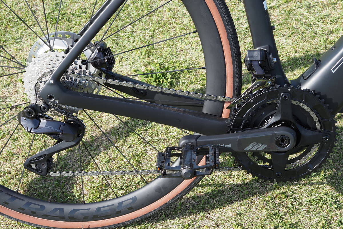 主なコンポーネンツはシマノ「Ultegra」。ギアはフロント(チェーンリング)が50/34Tでリア(カセットスプロケット)が11-34T(12speed)の24段変速です。フロント34T×リア34Tとして走ればややキツめの登坂であってもアシストなしで進めるでしょう