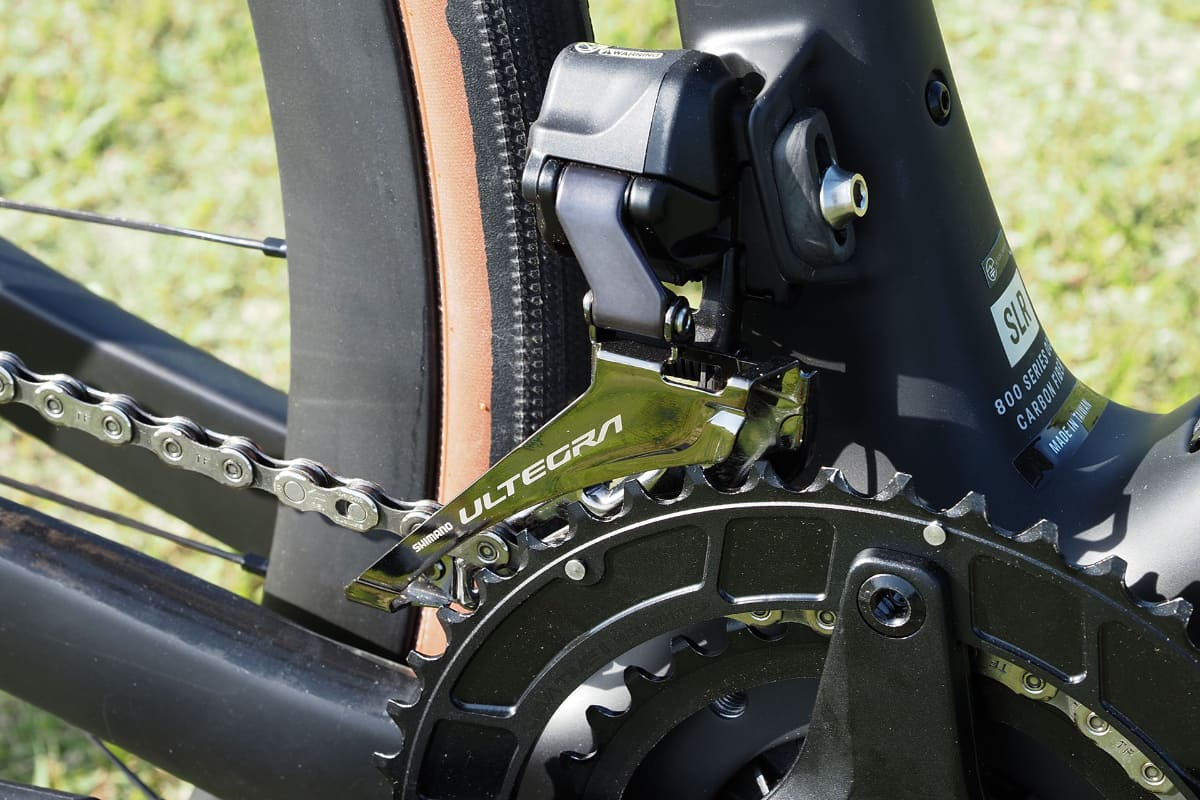 フロントディレイラーはシマノ「Ultegra R8150 Di2」。電動で正確かつ高速な変速が可能です