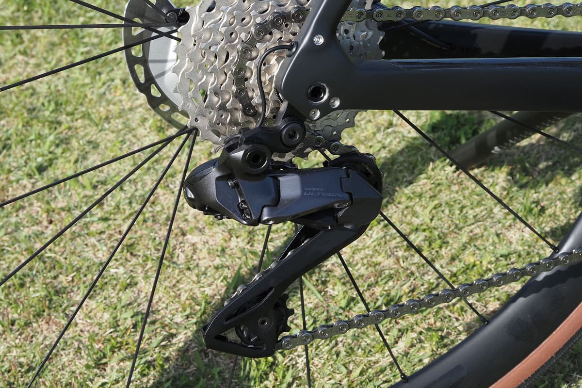 リアディレイラーはシマノ「Ultegra R8150 Di2」。電動で素早く正確に変速できるほか、後述のアプリでフロントとリアのギアが同調して最適な変速をする設定にもできます
