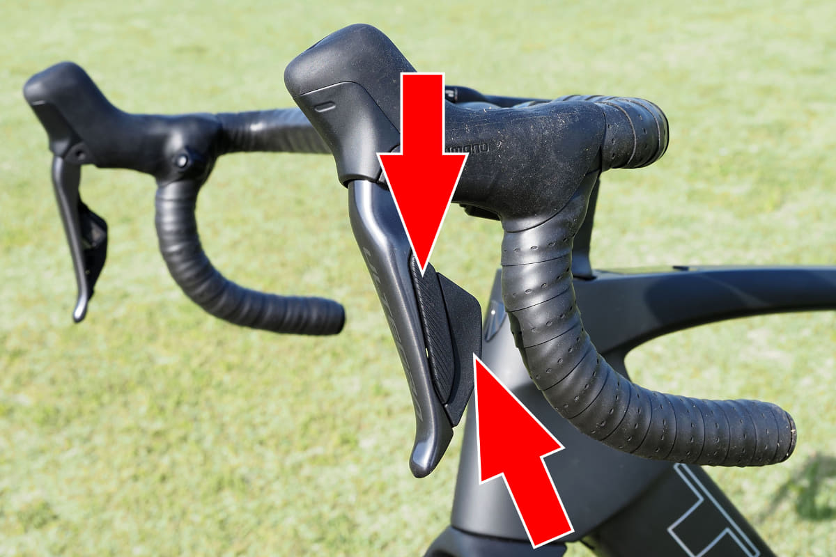 シフターはボタン式で、軽く押すだけで変速できます。どちらのボタンを押すとどう変速するかは、後述のアプリでカスタマイズできます