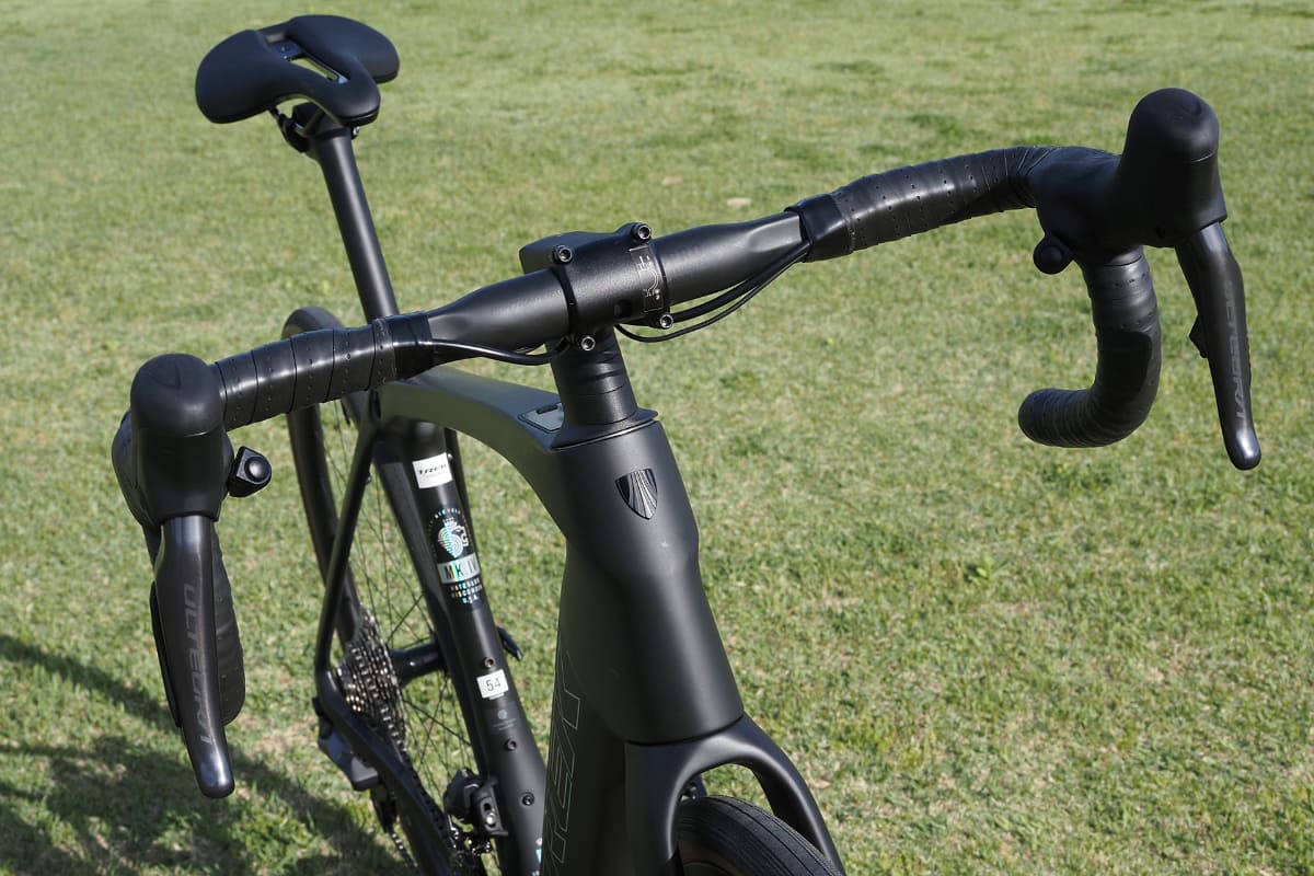 ハンドル周辺のケーブル引き回しもキレイで、非常にスッキリした印象です