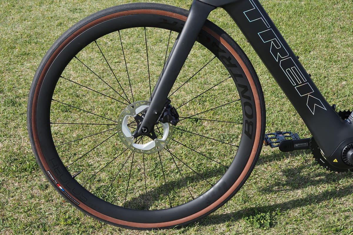 タイヤはBontrager R3 Hard-Case Lite/700x32mmで、チューブレスです。最大タイヤサイズは40mm(フェンダーなし)/35mm(フェンダーあり)。ホイールはボントレガーAeolus Pro 37/OCLV Carbon。前後とも油圧式ディスクブレーキです