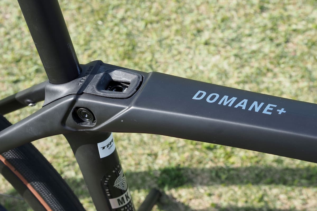 シートポストはKVFエアロカーボンシートポスト/20mmオフセット。シートポスト部フレーム側はトレックのIsoSpeedテクノロジー(シートチューブがフレームから切り離されれた構造)が採用されており、荒れた道でもライダーへの振動を最小限に抑えてくれます