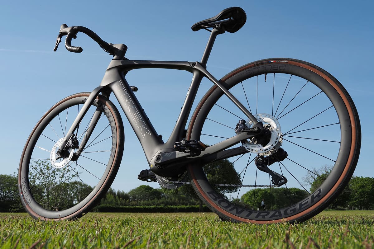 車体表面はマット仕上げですが、光りの当たり方によって様々な表情を見せます