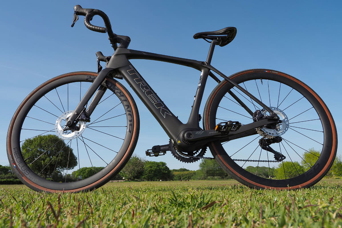 片手で持ち上げられるレベルの軽さなので、ドライブユニットの出力が加速につながりやすいという印象です