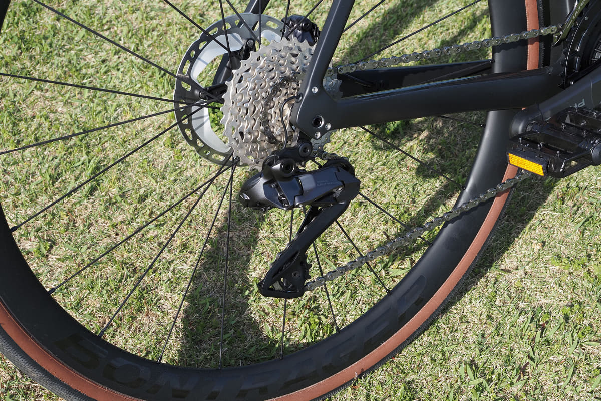 フレームが軽くて低重心で、ホイールもタイヤも軽く、Ultegra R8150 Di2の変速スピードも速い。そしてスムーズなアシスト。全部が「速さ」に結び付いているという印象です