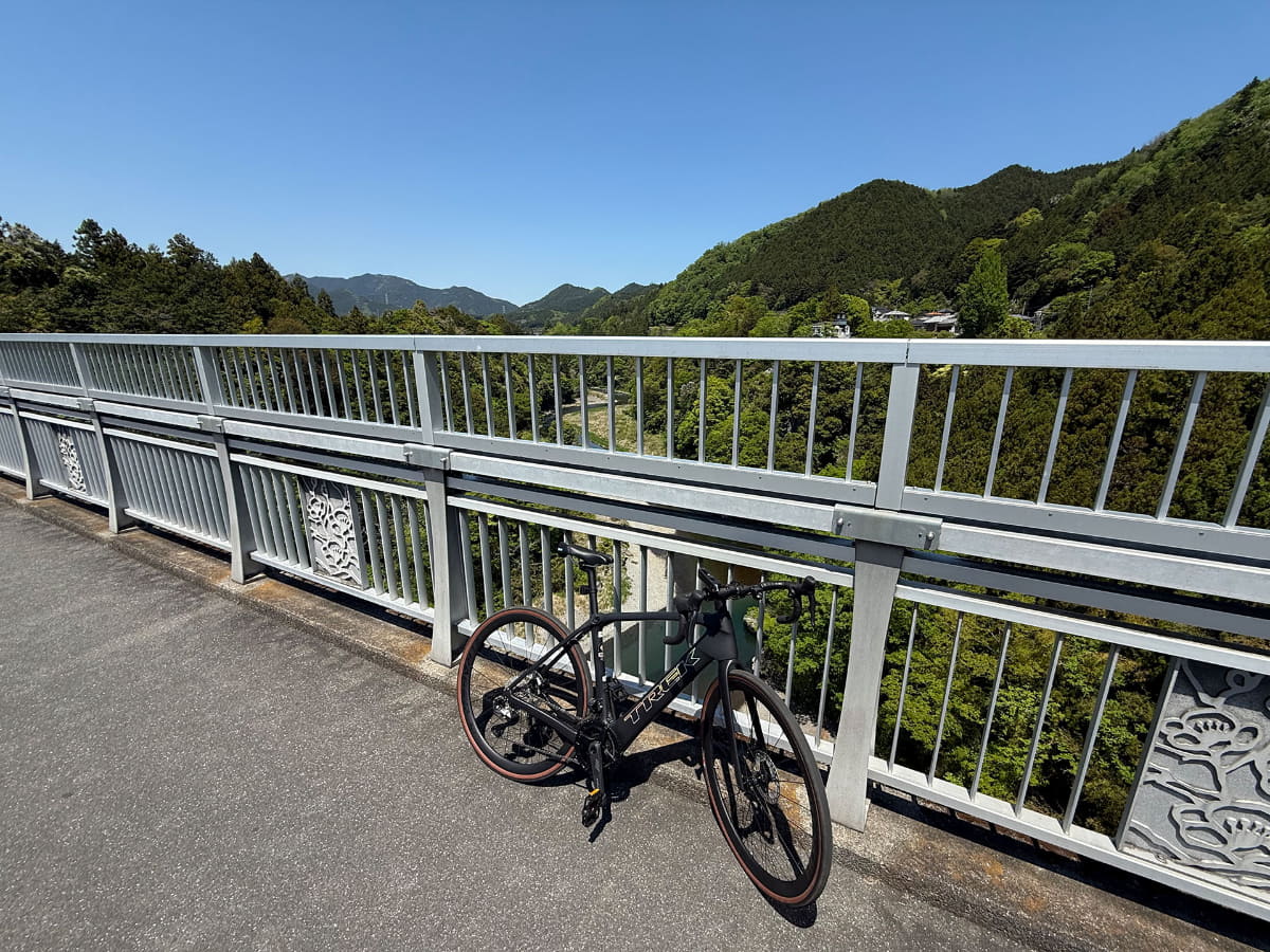 日向和田駅近くの橋。このあたりから徐々に風景が変わっていきます