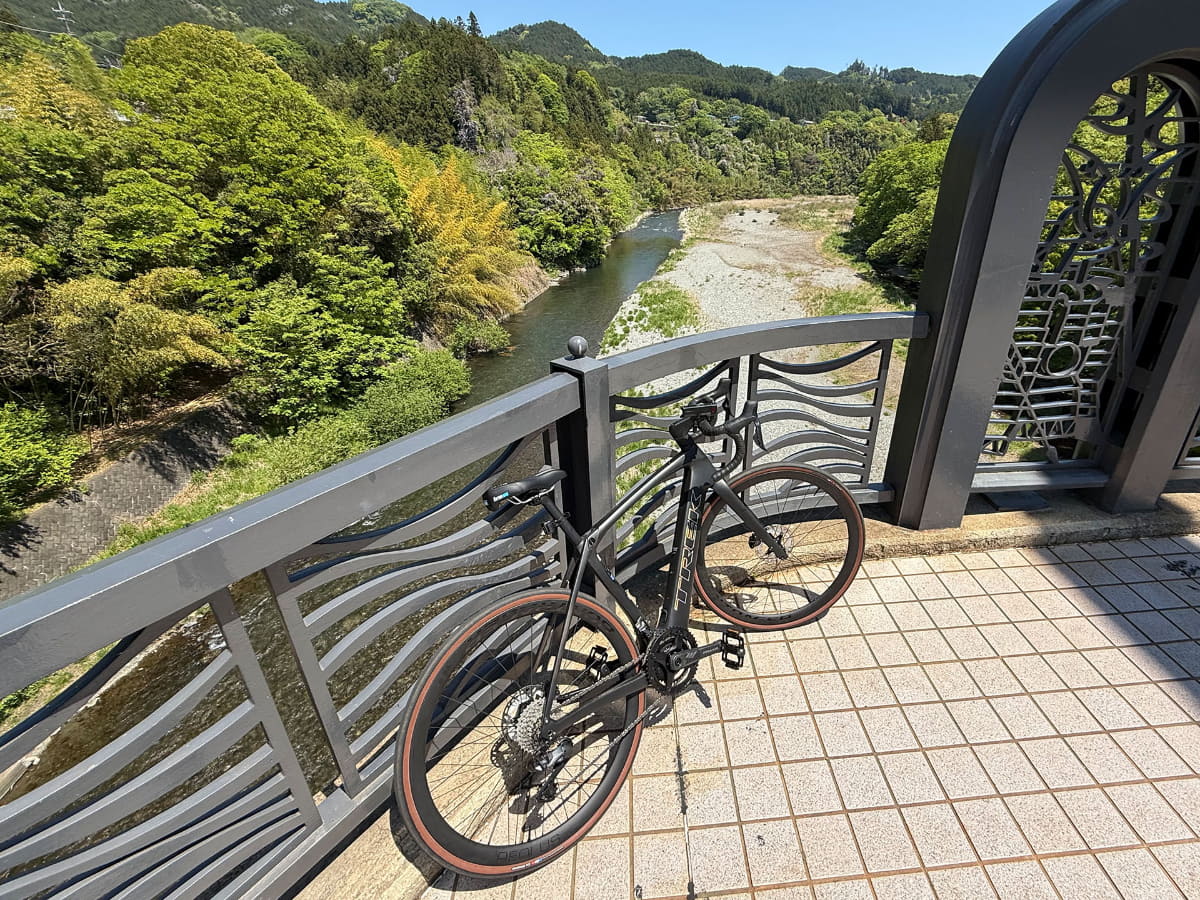上り基調の国道を軽快に飛ばして軍畑駅下の橋に