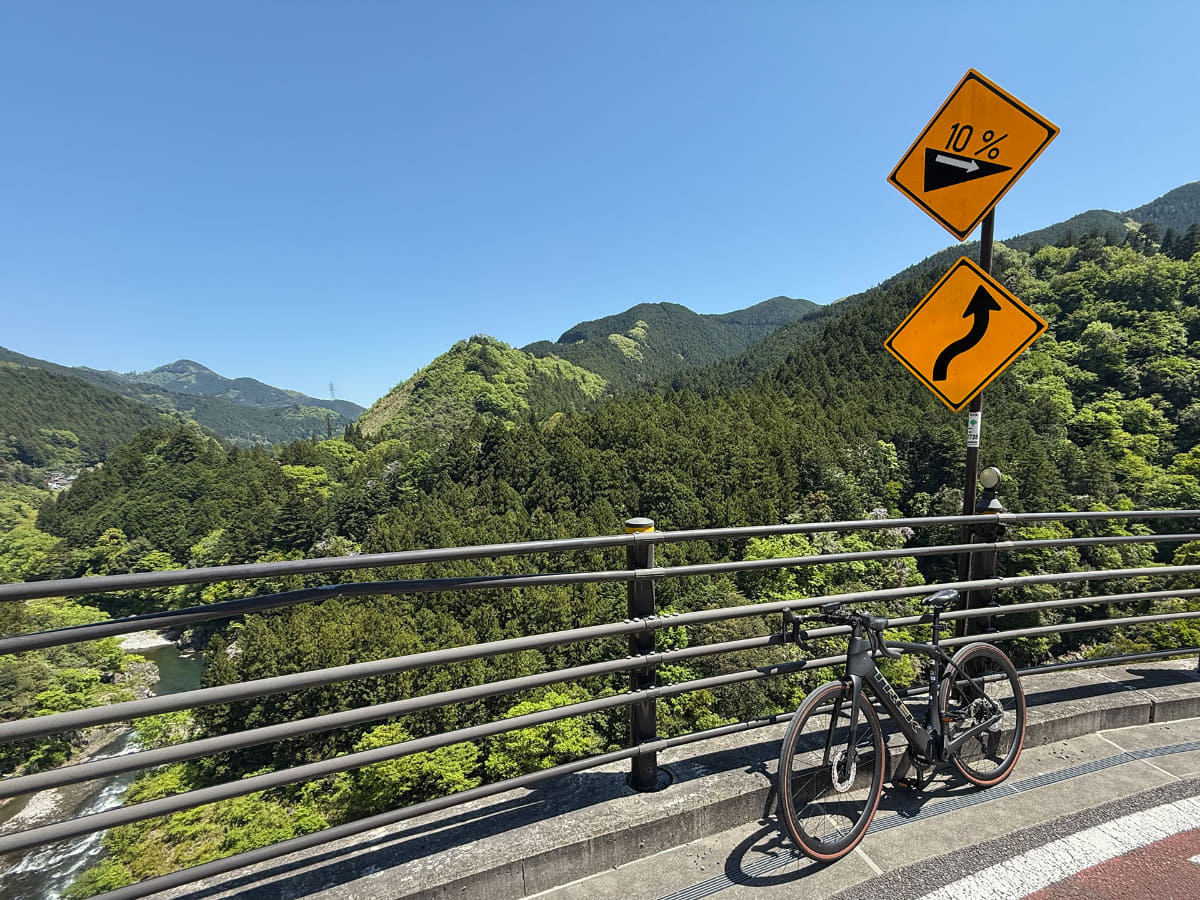 青梅駅から約13kmのところにある奥多摩大橋。ここまでの上り坂で何度も先を走る人力ロードバイクに追いついてしまいました。当然かもしれませんが、上りにおいて、人力ロードよりDomane+ SLR 7のほうが明らかにスピード低下が少なかったです