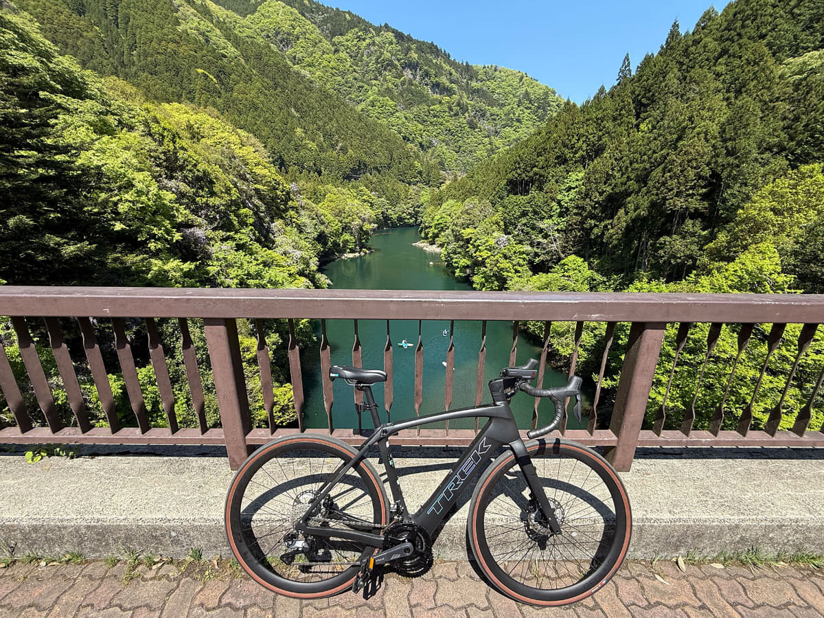 白丸ダム。このあたりから少し傾斜がキツくなっていきます