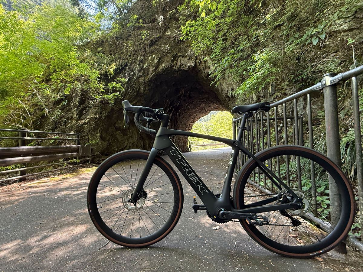 数馬隧道というトンネル。国道のすぐ脇にありますが、なかなか迫力がある素掘りトンネルです。ここが東京都ってすごいですね