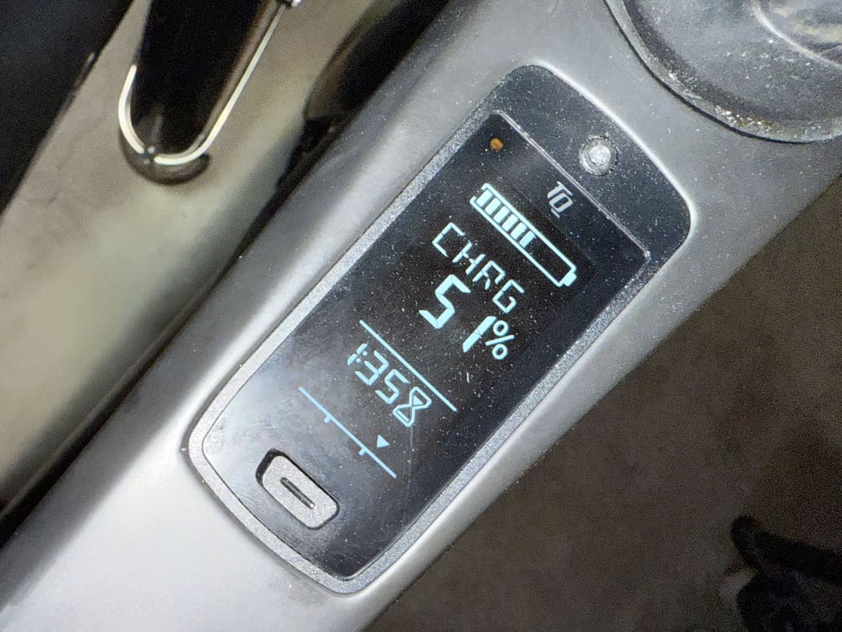 青梅駅・奥多摩湖往復サイクリング後のバッテリー残量はちょうど50％でした。51％になっているのは、ディスプレイの写真を撮る前に充電を始めてしまったからです