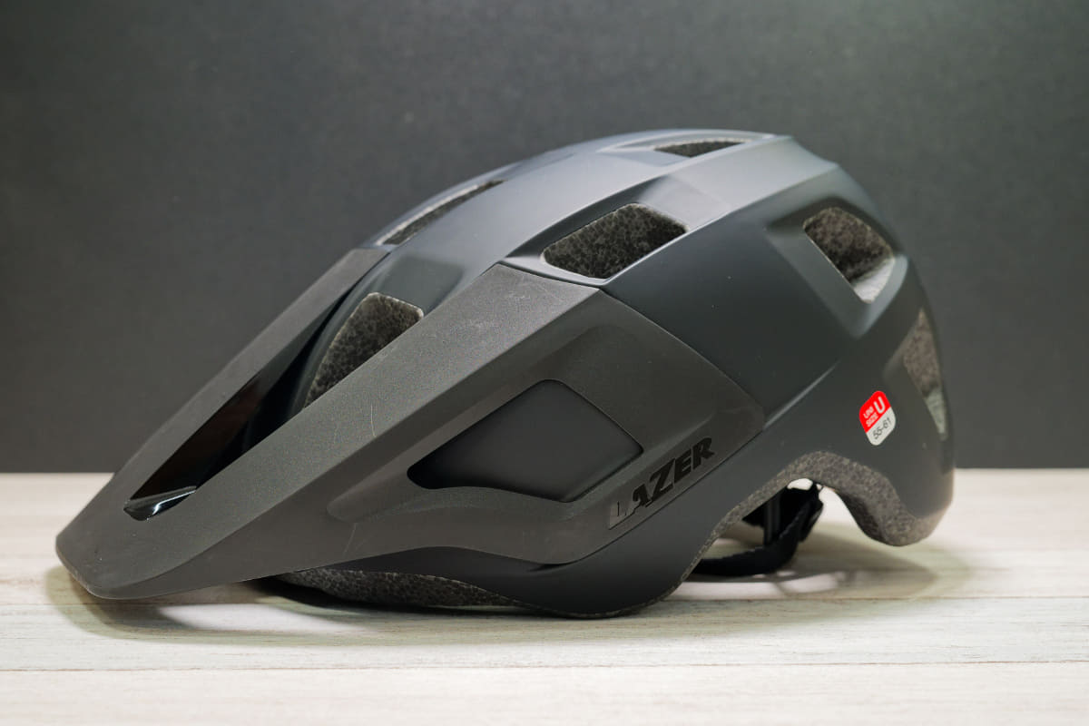 カラーはマットブラック。他にもチタニウム、アイスグレイ、マットホワイト、マットネイビーブルーをラインナップ