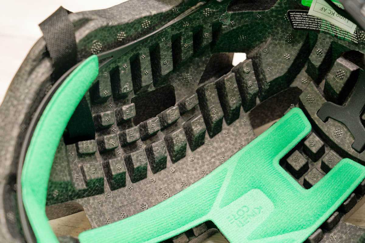 衝突時にクッションの役割を果たす凹凸が特徴的