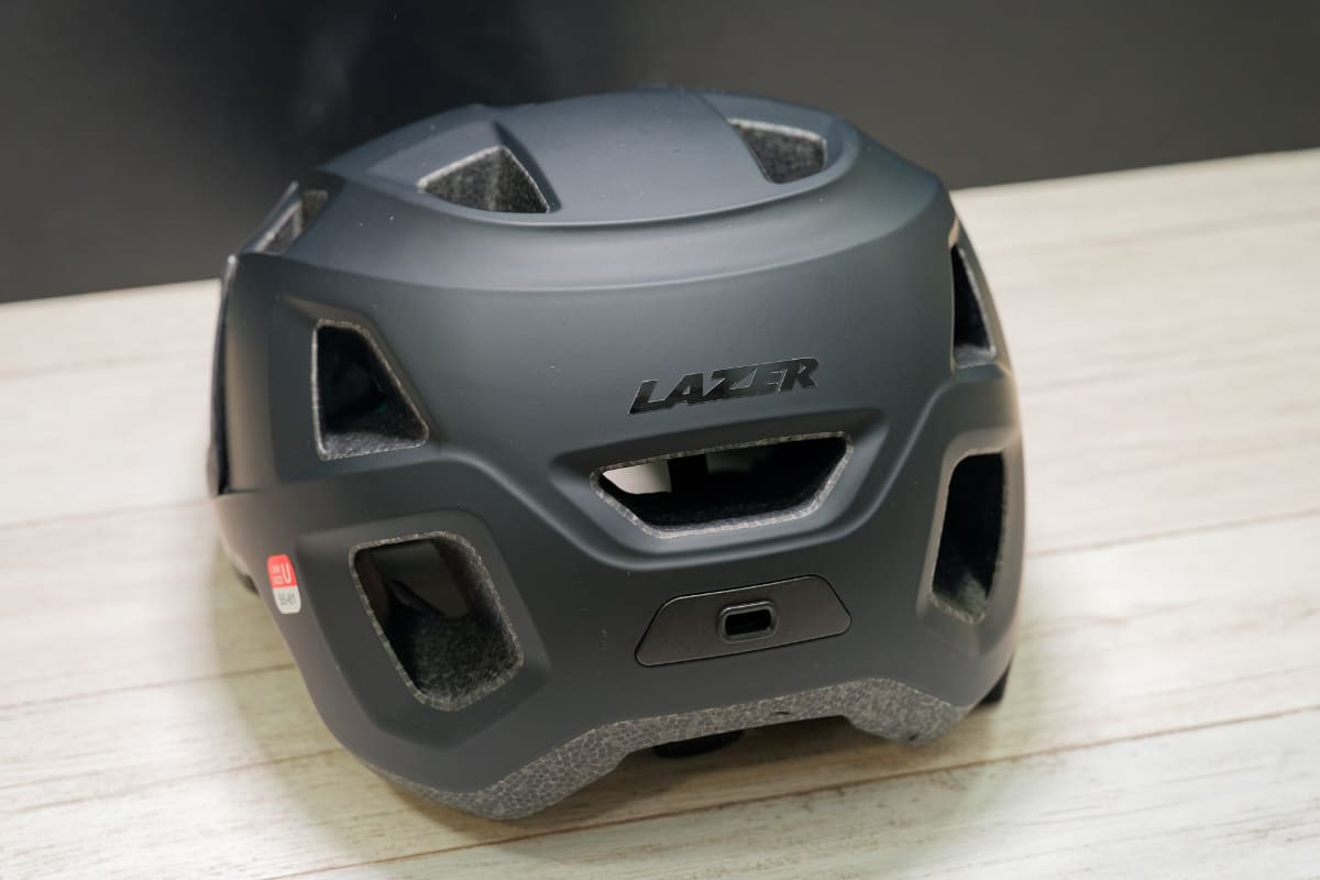 後部には別売の<a href="https://shop-jp.shimano.com/products/universal-led" class="n" target="_blank">ユニバーサルLED</a>を取り付ける穴も