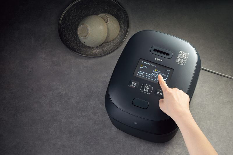 操作部はカラータッチ液晶