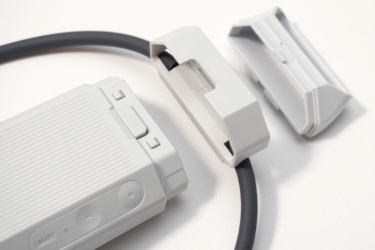 本体に直接着脱する仕様。ネックバンドはしっかりと固定されますが、身体から付け外しする際にはREON POCKET本体を保持しながら扱うのがおすすめ