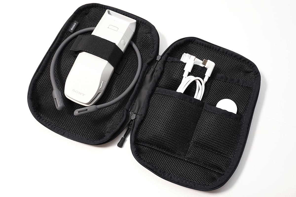 専用ケースは、REON POCKET PROの本体をネックバンドに装着したまま、充電用のUSBケーブル、エアフローパーツ、タグなどをまとめて収納