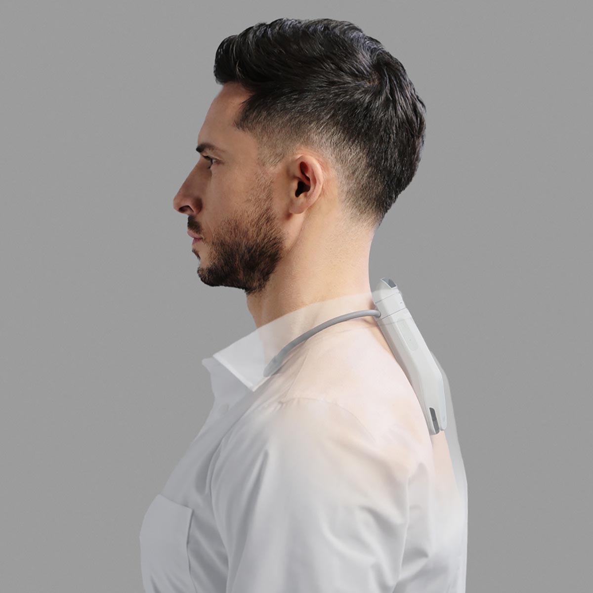 カーブした本体のデザインにより、ピタッとしたフィット感を実現します