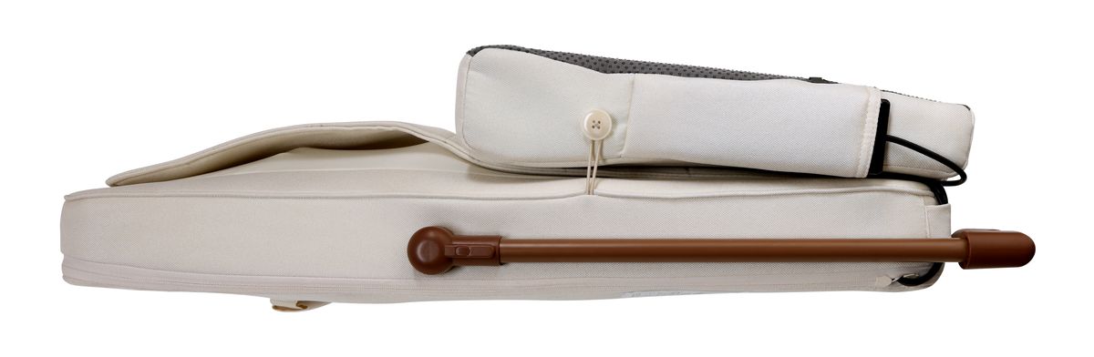 使わないときは折り畳んで厚さ約20cmになる