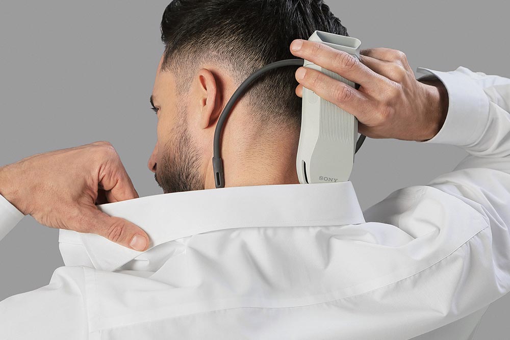 首に掛けて装着