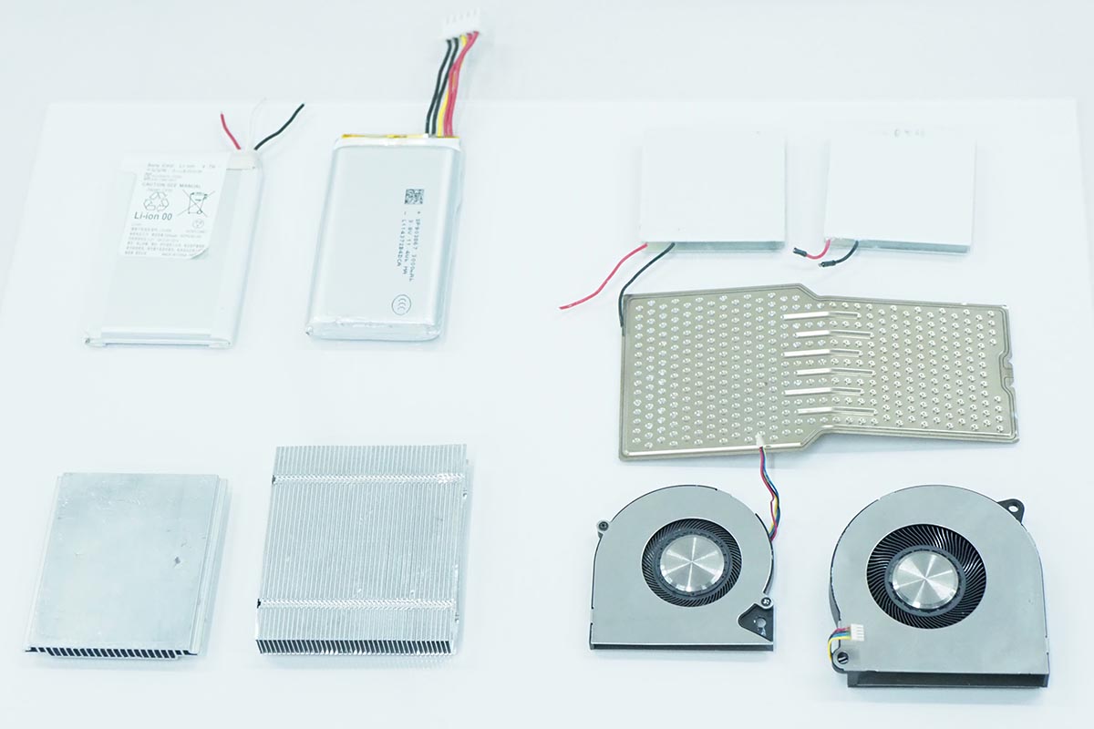 従来モデルと新モデルREON POCKET PROのパーツ比較。右下のファンは、左側が従来機、右が新モデルのもので、かなり大型化されたのが分かる