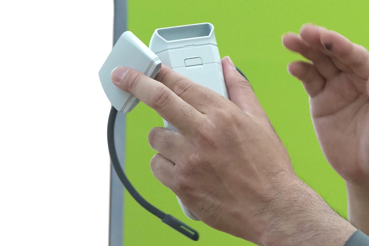 熱を逃がすためのエアフローパーツは、ショートとロングの2つが付属。シャツの襟の高さに応じて付け替えられる