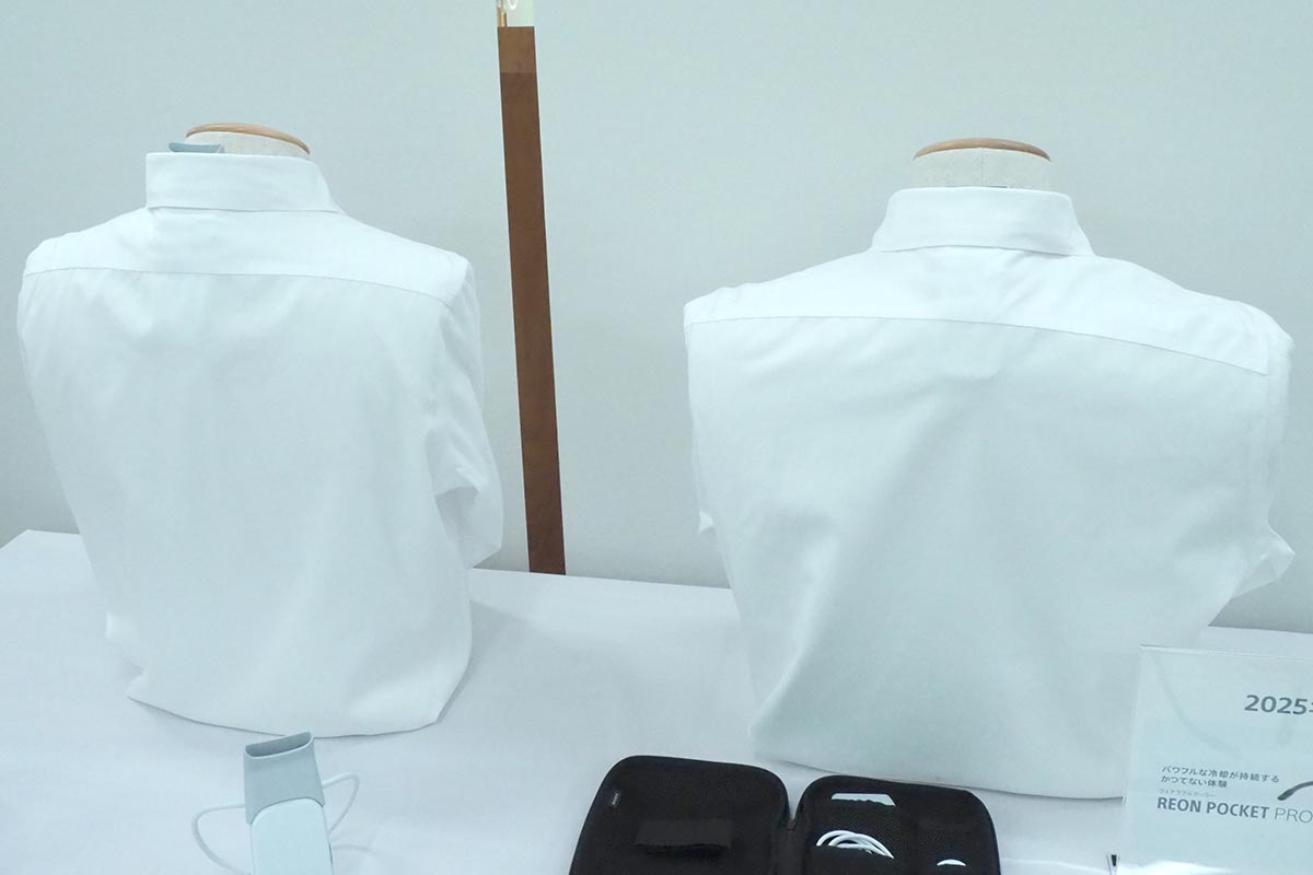 シャツの下に装着した例。左がREON POCKET 5、右が新しいREON POCKET PRO。シャツの盛り上がりを抑えて自然な見た目に