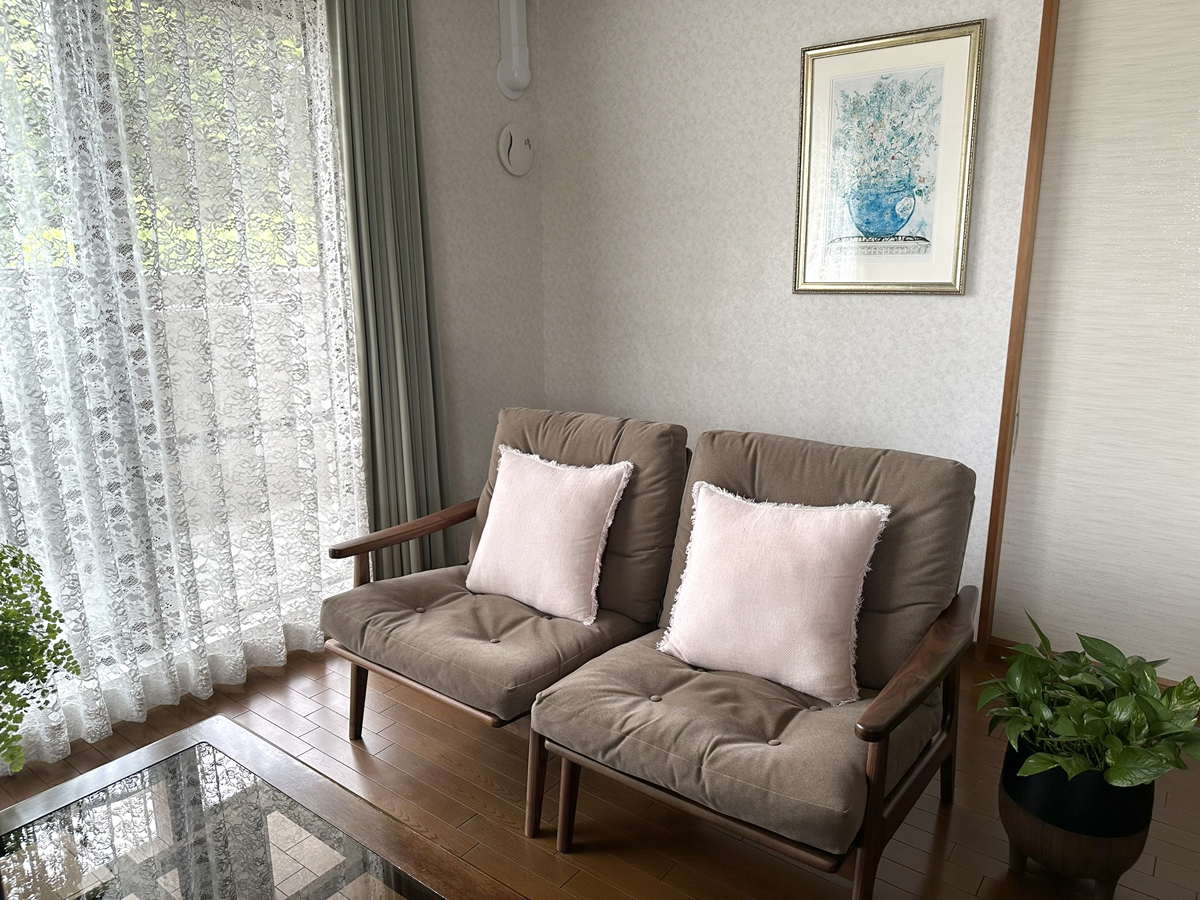 植物やポスターでアースカラーを取り入れるとリラックスできます