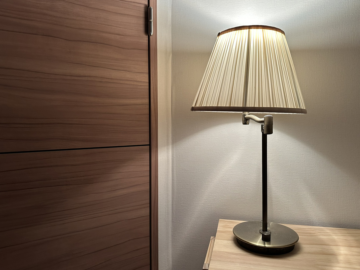 脳を休ませるために夜は間接照明に切り替えて。ホテルの照明を参考にするといいですよ