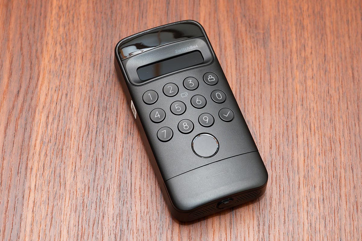 こちらも新製品の「SwitchBot 顔認証パッド」