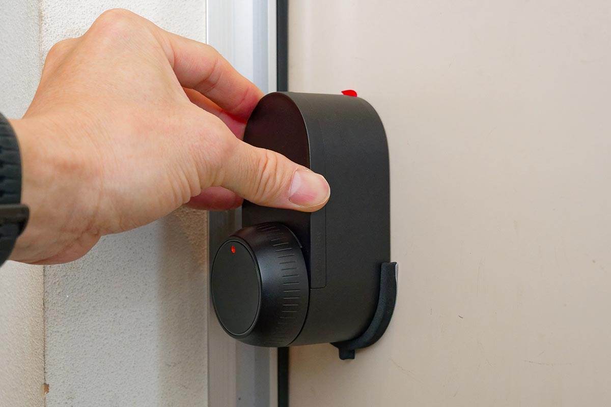 本体を手で支えてイイ感じのポジションを見つけたら、マークシートを本体下端に沿わせるように貼り付ける