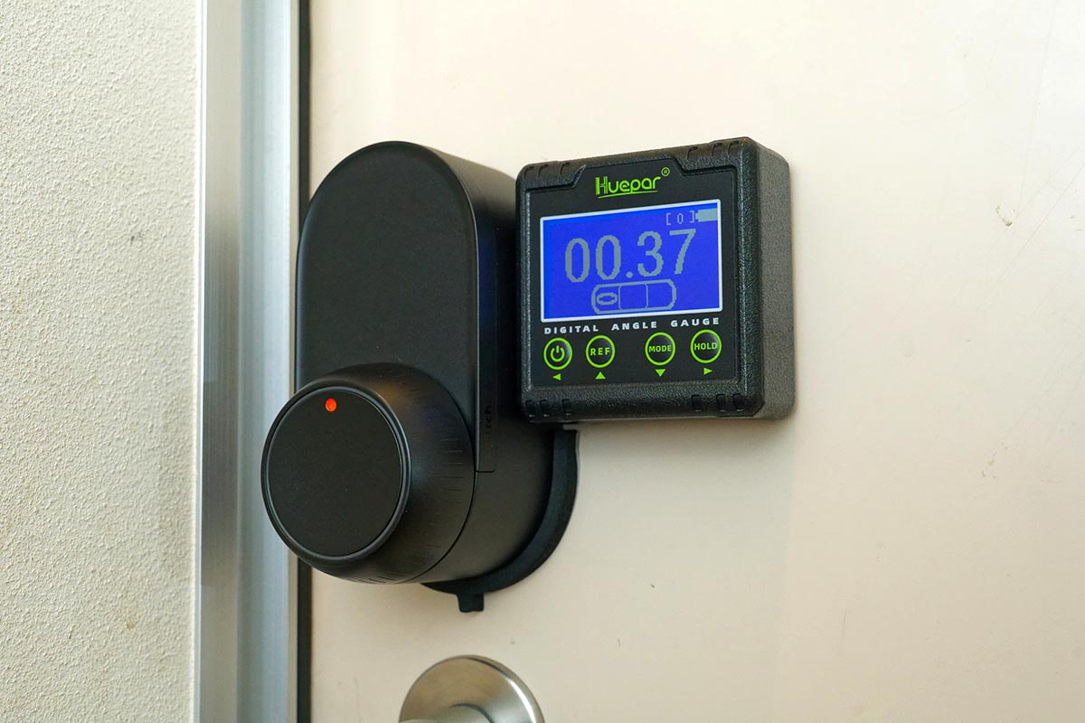 水平器で真っ直ぐになるように微調整するのも、マークシートのおかげでやりやすい