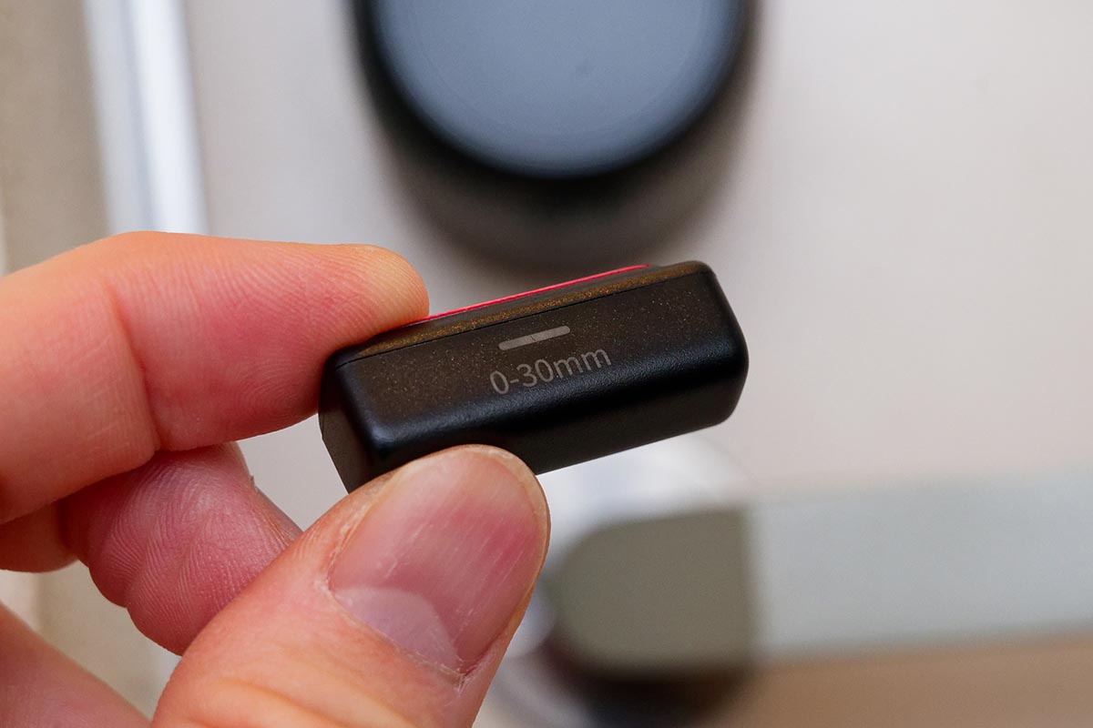 開閉センサーとなる磁石をドア枠に取り付け