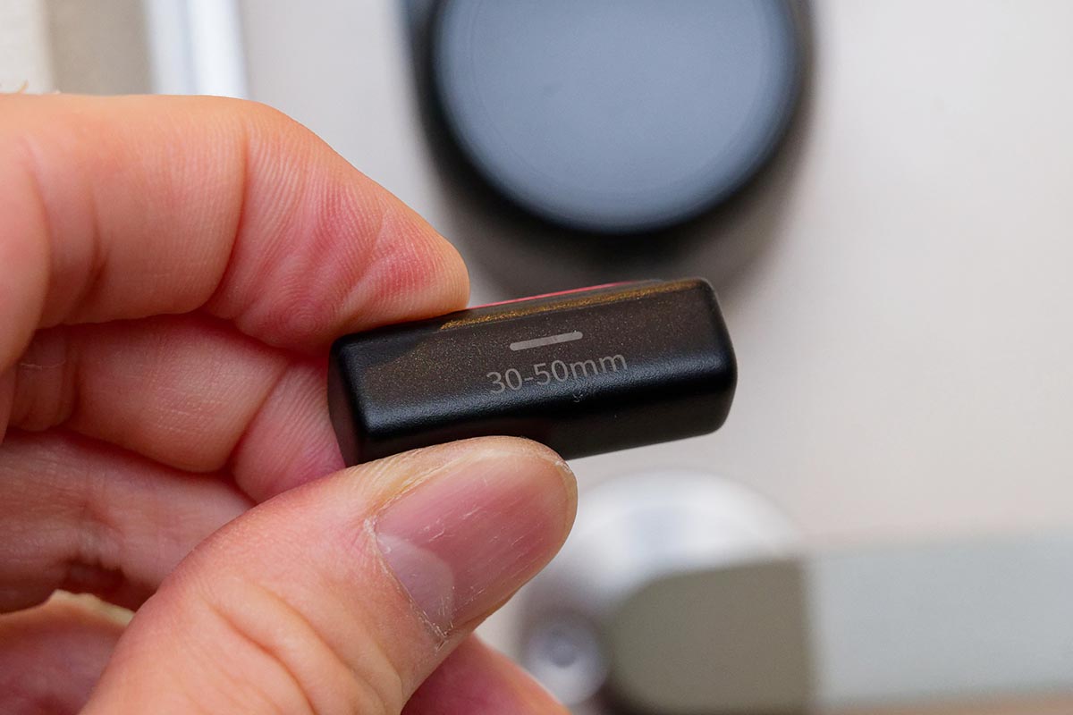 扉を閉じたときのロックUltra本体と磁石の距離に応じて、「0～30mm」と「30～50mm」のいずれかの面を本体側に向けるようにして取り付ける