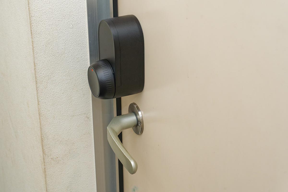 ロックUltraは我が家の玄関扉にも直接接着できた。ドアノブと同じくらいの高さだ