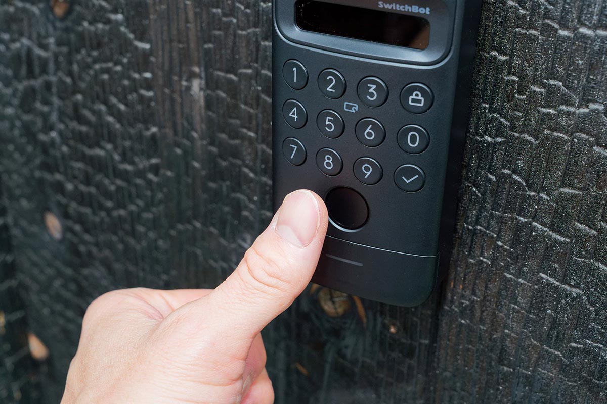 暗証番号や指紋による認証で解錠OK