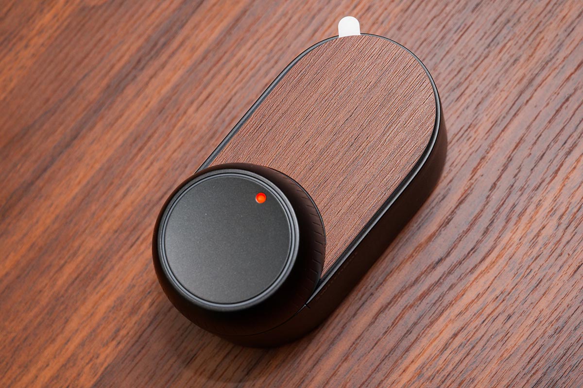 付属の着せ替えシールで見た目をカスタマイズすることも。本体の存在感を薄めてよりスタイリッシュな見栄えに