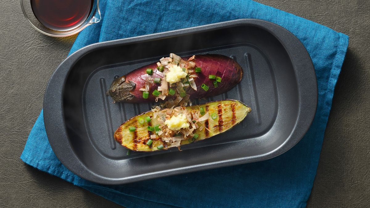 内側に施した波型加工でフライパンで調理した時のような焼き目がつけられる