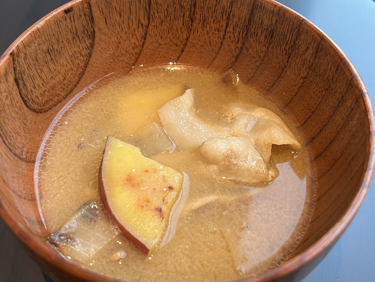 「焼き」味噌汁。豚バラ、さつまいも、たまねぎが入っている