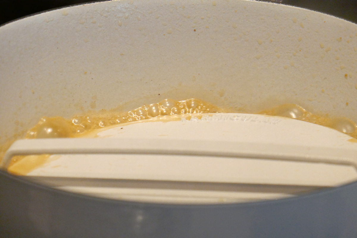 リブが対流を促し、食材にしっかり熱を回す