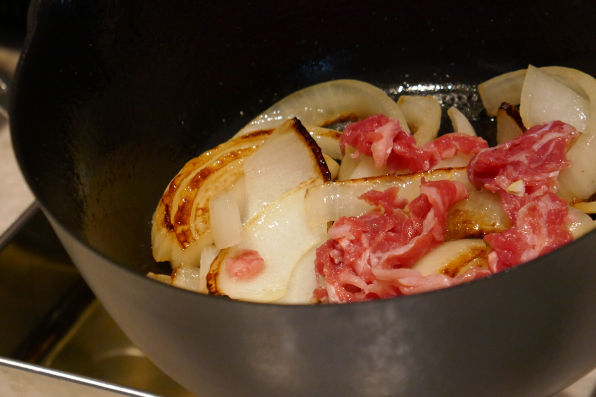 「牛肉とたまねぎの蒸し焼き」。雪平鍋でありながらしっかり焼き付けることができる