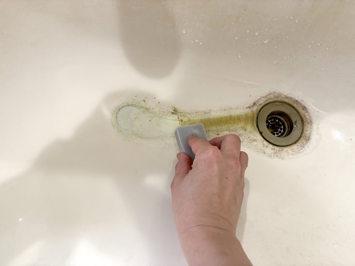 洗面台の水垢や水栓の鱗状痕を削り落とすことができる