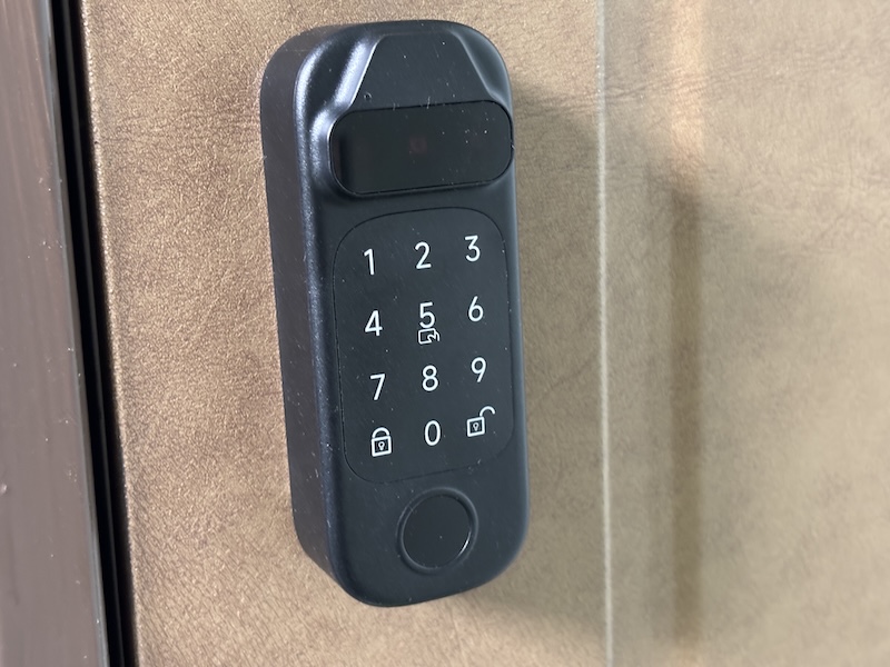 「セサミ フェイス Pro」をドアに設置。IP65防塵防水なので、雨のかかる戸建てでも使用可能