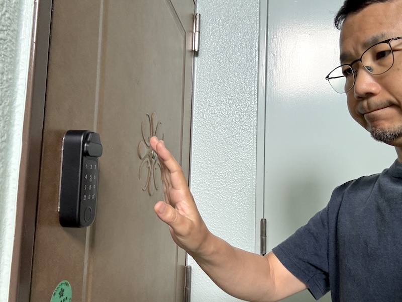 顔パスでも手のひらでも、状況に応じて解錠可能。解錠速度は0.9秒。顔認証は赤外線を使っているので暗い場所でも動作する