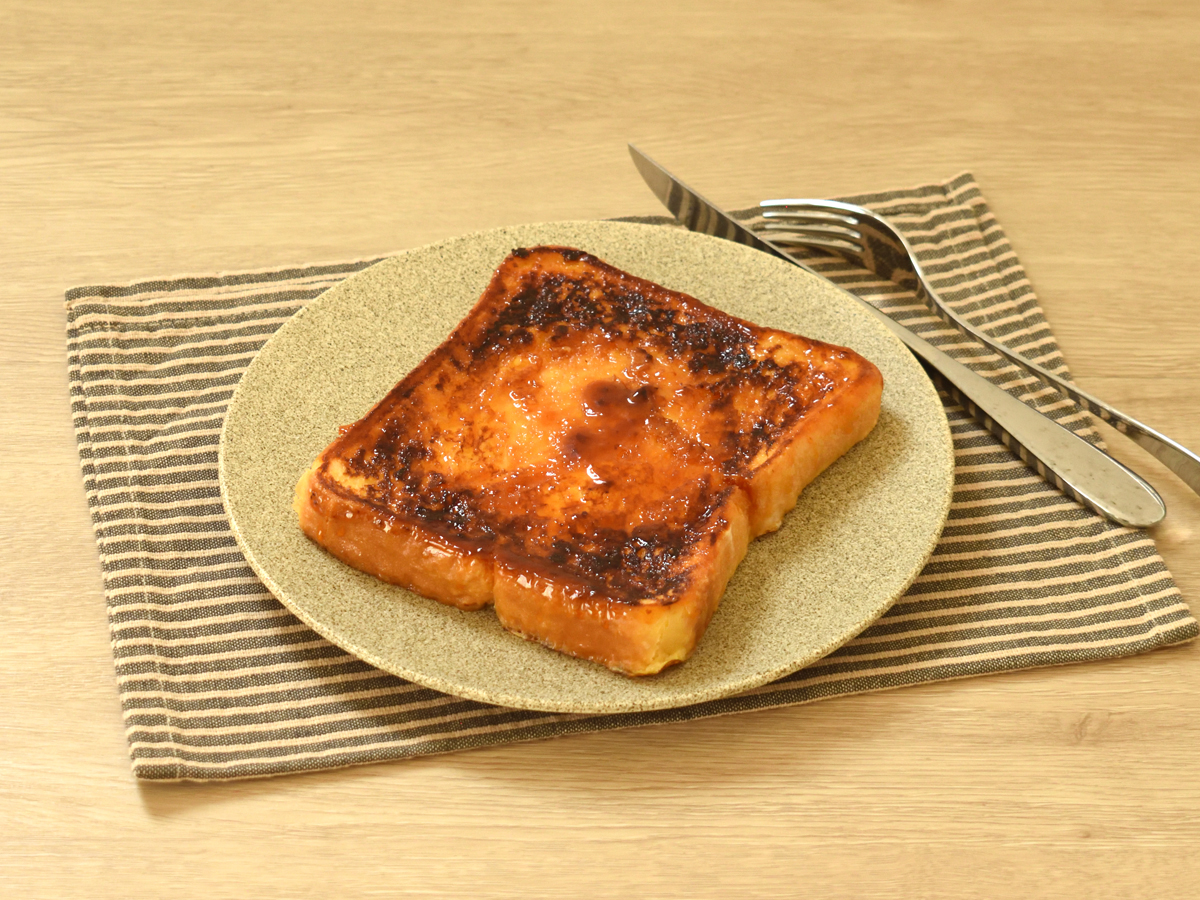 キャラメリゼしてカリッとさせたフレンチトーストです