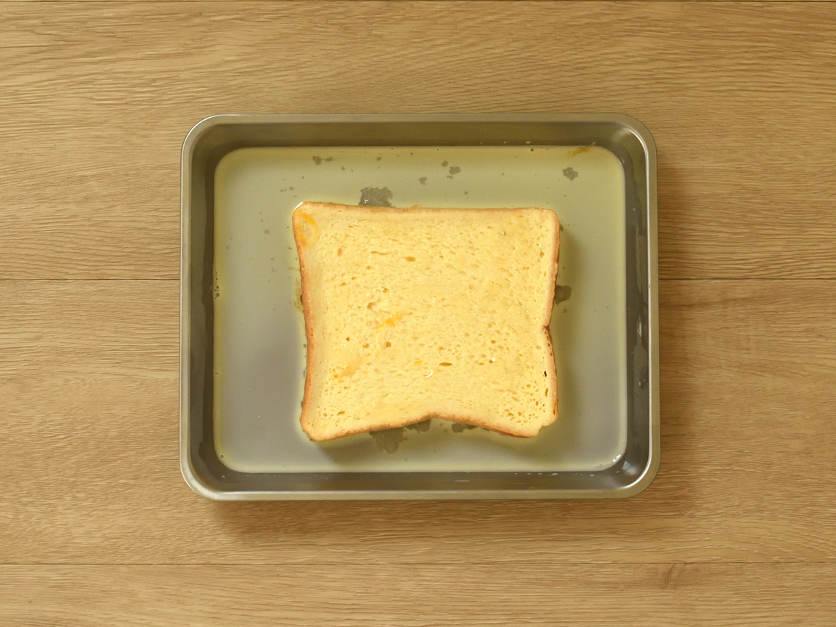食パンに卵液を染み込ませます